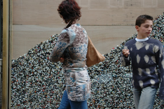 photo,la vitrine emplie de boutons lors d'une exposition de laMercerie   LaVitrine , lieu d'art contemporain  Limoges