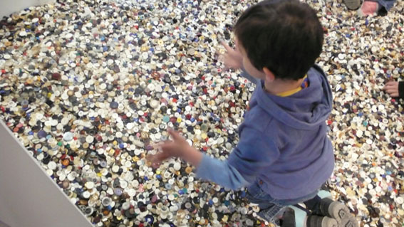 photo, une vue de  la tonne de boutons  Thnes lors de l'exposition Acte2 Avis d'art en aravis (enfants jouant)