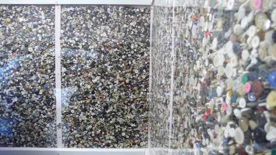 photo, une vue de l'intrieur de la maison de boutons  Thnes lors de l'exposition Acte2 Avis d'art en aravis