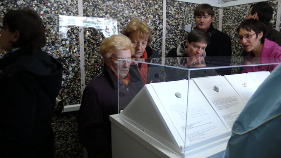 photo, une vue de l'intrieur de la maison de boutons  Thnes lors de l'exposition Acte2 Avis d'art en aravis